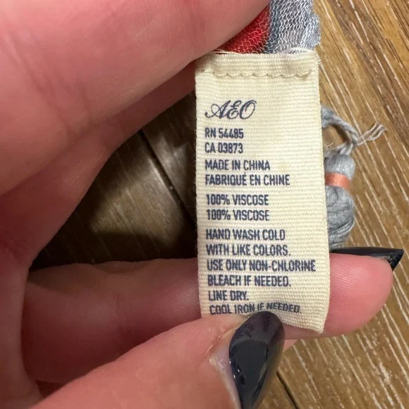 Gray and Pink leaf Patterned Women's scarf - Picture 4 of 4